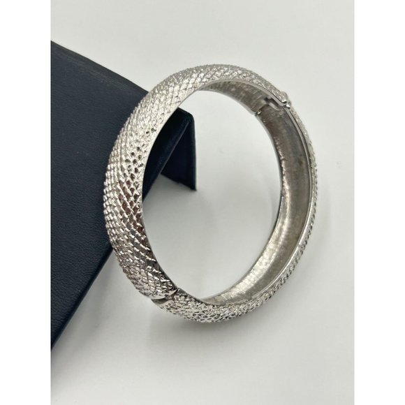 Vintage MONET Signed Hinged Bangle Bracelet Silver Tone Fish Scales Pattern - Picture 8 of 9
